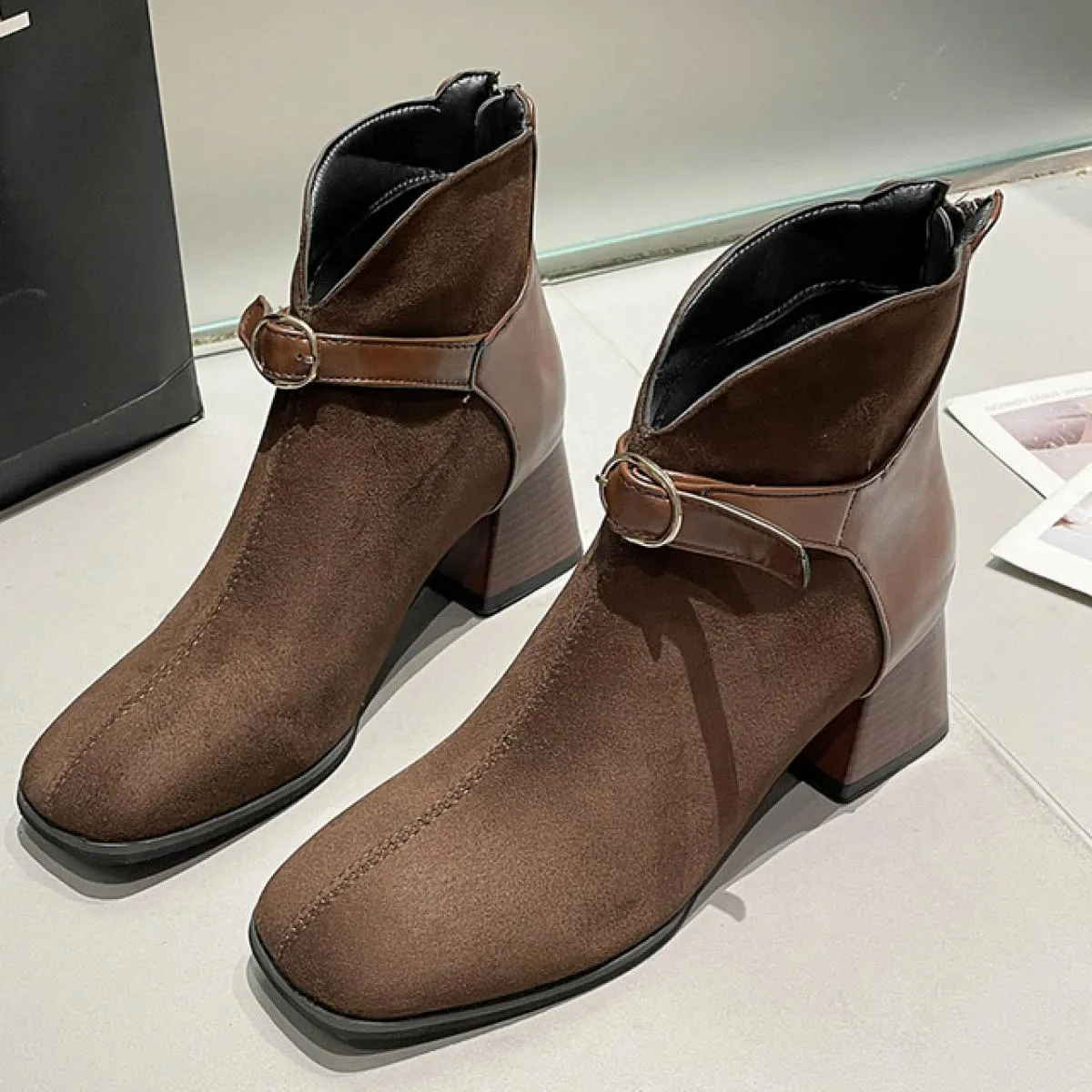 2023 Caviglia Tacchi medi Donna Stivali Chelsea Inverno Nuovo Chunky Pelle scamosciata Punta quadrata Scarpe da passeggio Pompe