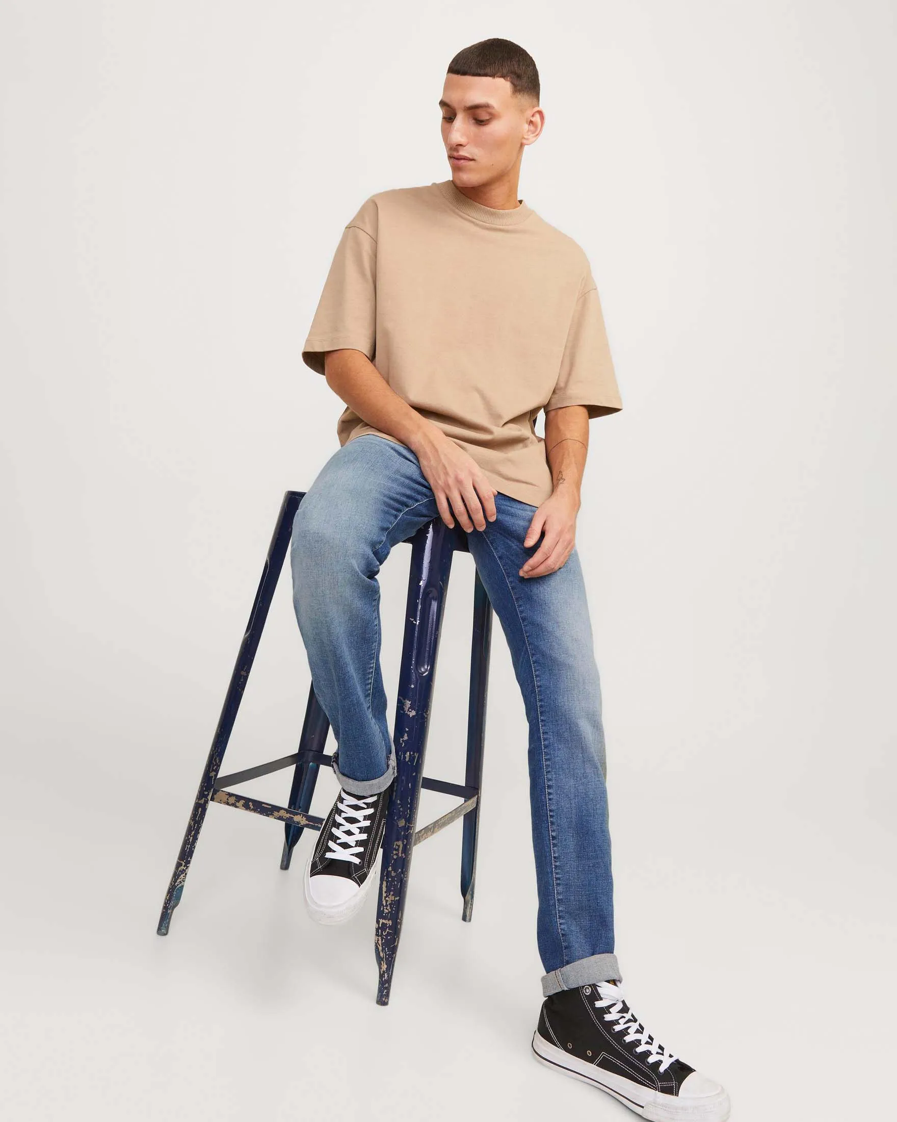 Jeans slim-fit a vita bassa in cotone stretch lavaggio chiaro con baffature e sabbiature