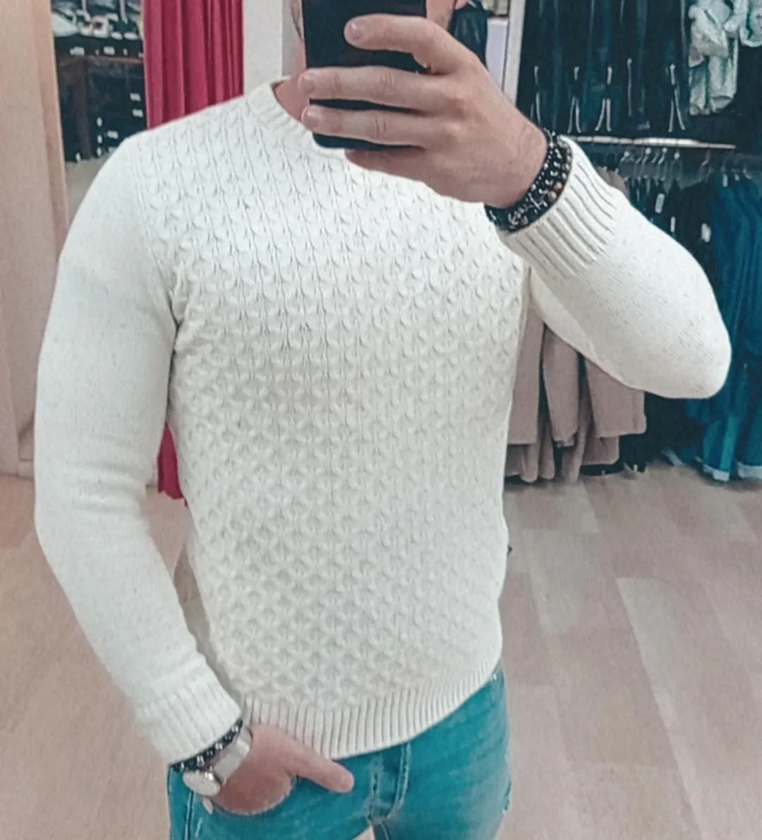 Maglione V2 girocollo a manica lunga con lavorazione a trecce sul davanti e punte di colore all’interno della maglia su ba